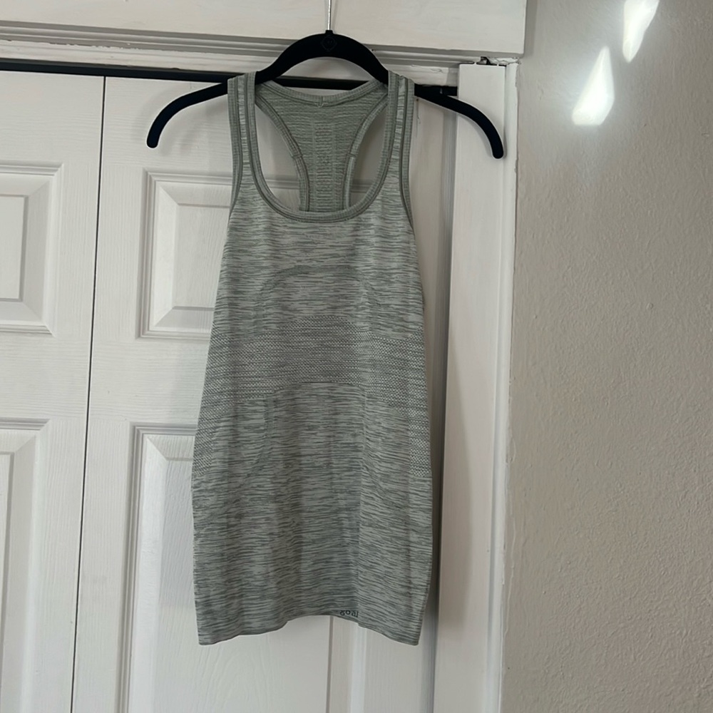 Lululemon workout top hardly worn